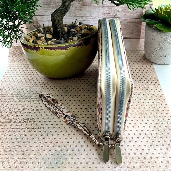 Safe Keeper Double Zipper Wrap Wristlet Wallet, Floral, Faux Leather NWOT Nice - Picture 3 of 8